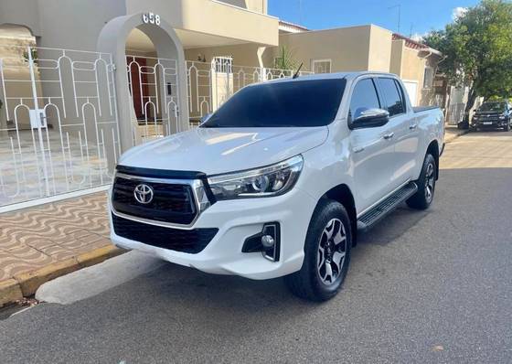 TOYOTA HILUX 2.8 SR 4X4 CD 16V DIESEL 4P AUTOMÁTICO TOYOTA HILUX 2.8 SR 4X4 CD 16V DIESEL 4P AUTOMÁTICO